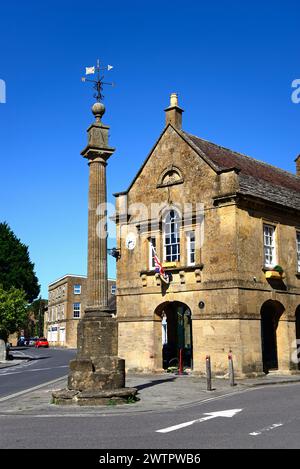 Vue de la maison de marché également connu comme hôtel de ville de Martock le long de la rue de l'église dans le centre du village, Martock, Somerset, Royaume-Uni, Europe. Banque D'Images