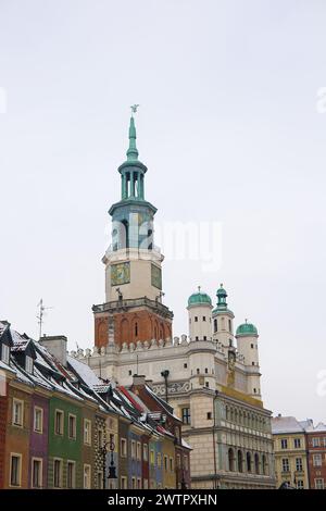 Une photo de l'ancienne place du marché de Poznań, en Pologne, prise en janvier pendant l'hiver. Toits enneigés avec l'hôtel de ville historique contre un blanc Banque D'Images