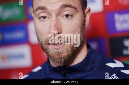 Denmarks Christian Eriksen s’entretient avec les médias à Helsingoer, Danemark, mardi 19 mars 2024. L'équipe nationale danoise de football affronte la Suisse dans un match amical avant le Championnat d'Europe Banque D'Images