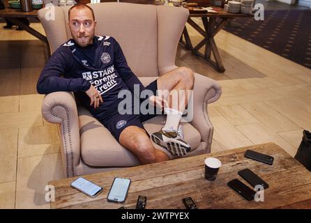 Denmarks Christian Eriksen s’entretient avec les médias à Helsingoer, Danemark, mardi 19 mars 2024. L'équipe nationale danoise de football affronte la Suisse dans un match amical avant le Championnat d'Europe Banque D'Images