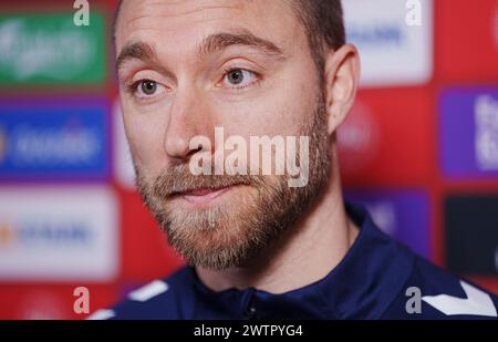 Denmarks Christian Eriksen s’entretient avec les médias à Helsingoer, Danemark, mardi 19 mars 2024. L'équipe nationale danoise de football affronte la Suisse dans un match amical avant le Championnat d'Europe Banque D'Images