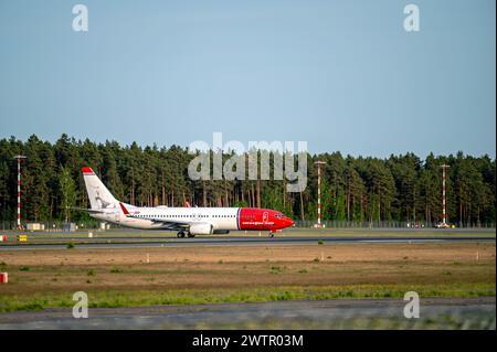 Riga, Lettonie, 27 mai 2023 : la navette aérienne norvégienne Boeing 737 max (LN-DYR) arrive à l'aéroport de Riga/RIX Banque D'Images