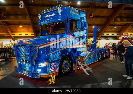 Riga, Lettonie, 28 avril 2023 : Scania T650 Molanders transport à un salon automobile Banque D'Images