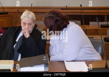 19 mars 2024, Saxe, Leipzig : L'ancienne chef de la salle des preuves au quartier général de la police de Leipzig est assise à côté de son avocat Thomas Morguet (à gauche) dans la salle d'audience du tribunal de district de Leipzig. L'accusé est accusé de vol, corruption et contrefaçon. Selon l'acte d'accusation, le ministère public accuse la femme d'avoir remis au moins 265 vélos à des tiers ou de les avoir utilisés elle-même entre août 2014 et novembre 2018. Elle aurait reçu ou exigé un "don" de 50 euros de la part des acheteurs - dont la plupart étaient des policiers. Les vélos ont été principalement volés en th Banque D'Images