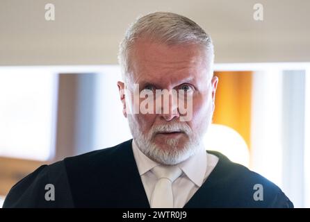 19 mars 2024, Saxe, Leipzig : Rüdiger Harr, président du tribunal de district de Leipzig, siège dans la salle d'audience du tribunal de district. C'est là que commence le procès contre l'ancien chef de la salle des preuves du quartier général de la police de Leipzig. L'accusé est accusé de vol, corruption et contrefaçon. Selon l'acte d'accusation, le ministère public accuse la femme d'avoir remis au moins 265 vélos à des tiers ou de les avoir utilisés elle-même entre août 2014 et novembre 2018. Elle aurait reçu ou exigé un «don» de 50 euros de la part des acheteurs - dont la plupart étaient polis Banque D'Images