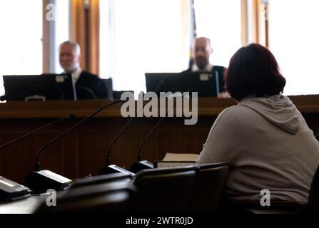 19 mars 2024, Saxe, Leipzig : L'ancien chef de la salle des preuves du quartier général de la police de Leipzig (R) siège dans la salle d'audience du tribunal de district de Leipzig. L'accusé est accusé de vol, corruption et contrefaçon. Selon l'acte d'accusation, le ministère public accuse la femme d'avoir remis au moins 265 vélos à des tiers ou de les avoir utilisés elle-même entre août 2014 et novembre 2018. Elle aurait reçu ou exigé un "don" de 50 euros de la part des acheteurs - dont la majorité étaient des policiers. Les vélos ont été principalement volés au cours de vols. Photo : Hendrik Banque D'Images