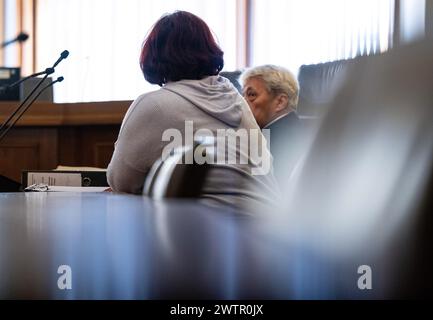 19 mars 2024, Saxe, Leipzig : L'ancien chef de la salle des preuves au quartier général de la police de Leipzig est assis à côté de son avocat Thomas Morguet dans la salle d'audience du tribunal de district de Leipzig. L'accusé est accusé de vol, corruption et contrefaçon. Selon l'acte d'accusation, le ministère public accuse la femme d'avoir remis au moins 265 vélos à des tiers ou de les avoir utilisés elle-même entre août 2014 et novembre 2018. Elle aurait reçu ou exigé un "don" de 50 euros de la part des acheteurs - dont la plupart étaient des policiers. Les vélos ont été principalement volés dans le co Banque D'Images