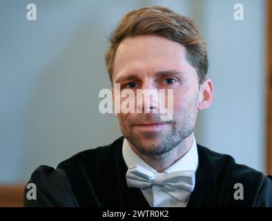 19 mars 2024, Saxe, Leipzig : Christian Kuka, procureur, siège dans la salle d'audience du tribunal de district de Leipzig. C'est là que commence le procès contre l'ancien chef de la salle des preuves du quartier général de la police de Leipzig. L'accusé est accusé de vol, corruption et contrefaçon. Selon l'acte d'accusation, le ministère public accuse la femme d'avoir remis au moins 265 vélos à des tiers ou de les avoir utilisés elle-même entre août 2014 et novembre 2018. Elle aurait reçu ou exigé un "don" de 50 euros de la part des acheteurs - dont la plupart étaient des policiers. Le b Banque D'Images