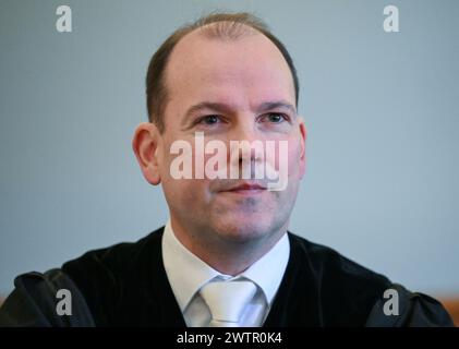 19 mars 2024, Saxe, Leipzig : Torsten Keltsch, procureur, siège dans la salle d'audience du tribunal de district de Leipzig. C'est là que commence le procès contre l'ancien chef de la salle des preuves du quartier général de la police de Leipzig. L'accusé est accusé de vol, corruption et contrefaçon. Selon l'acte d'accusation, le ministère public accuse la femme d'avoir remis au moins 265 vélos à des tiers ou de les avoir utilisés elle-même entre août 2014 et novembre 2018. Elle aurait reçu ou exigé un "don" de 50 euros de la part des acheteurs - dont la plupart étaient des policiers. Le Banque D'Images