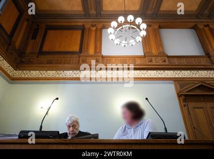 19 mars 2024, Saxe, Leipzig : L'ancienne chef de la salle des preuves au quartier général de la police de Leipzig est assise à côté de son avocat Thomas Morguet (à gauche) dans la salle d'audience du tribunal de district de Leipzig. L'accusé est accusé de vol, corruption et contrefaçon. Selon l'acte d'accusation, le ministère public accuse la femme d'avoir remis au moins 265 vélos à des tiers ou de les avoir utilisés elle-même entre août 2014 et novembre 2018. Elle aurait reçu ou exigé un "don" de 50 euros de la part des acheteurs - dont la plupart étaient des policiers. Les vélos ont été principalement volés en th Banque D'Images