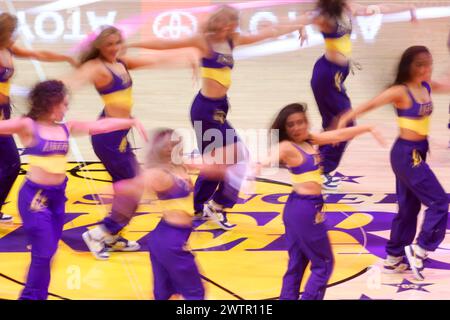 Los Angeles, États-Unis. 18 mars 2024. Les pom-leaders des Los Angeles Lakers jouent lors d'un match de basket-ball NBA contre les Hawks d'Atlanta au Crypto.com Arena. Score final : Lakers 136:105 Hawks crédit : SOPA images Limited/Alamy Live News Banque D'Images