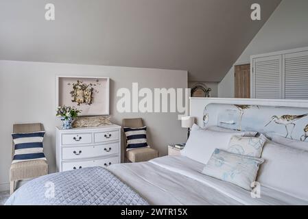 Coussins rayés et tissu sandpiper sur la tête de lit de la chambre britannique à Blakeney, Norfolk, Royaume-Uni Banque D'Images