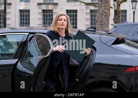 Londres, Royaume-Uni, 19 mars 2024. Le leader de la Chambre des communes, Penny Mordaunt, arrive au bureau du Cabinet pour la réunion hebdomadaire du ministre. Crédit : onzième heure photographie/Alamy Live News Banque D'Images