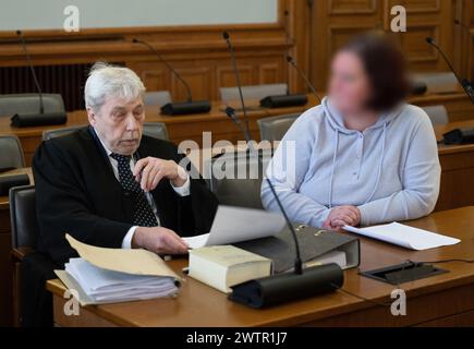 19 mars 2024, Saxe, Leipzig : L'ancienne chef de la salle des preuves au quartier général de la police de Leipzig est assise à côté de son avocat Thomas Morguet (à gauche) dans la salle d'audience du tribunal de district de Leipzig. L'accusé est accusé de vol, corruption et contrefaçon. Selon l'acte d'accusation, le ministère public accuse la femme d'avoir remis au moins 265 vélos à des tiers ou de les avoir utilisés elle-même entre août 2014 et novembre 2018. Elle aurait reçu ou exigé un "don" de 50 euros de la part des acheteurs - dont la plupart étaient des policiers. Les vélos ont été principalement volés en th Banque D'Images