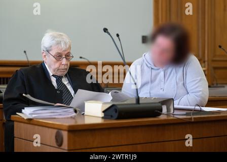 19 mars 2024, Saxe, Leipzig : L'ancienne chef de la salle des preuves au quartier général de la police de Leipzig est assise à côté de son avocat Thomas Morguet (à gauche) dans la salle d'audience du tribunal de district de Leipzig. L'accusé est accusé de vol, corruption et contrefaçon. Selon l'acte d'accusation, le ministère public accuse la femme d'avoir remis au moins 265 vélos à des tiers ou de les avoir utilisés elle-même entre août 2014 et novembre 2018. Elle aurait reçu ou exigé un "don" de 50 euros de la part des acheteurs - dont la plupart étaient des policiers. Les vélos ont été principalement volés en th Banque D'Images