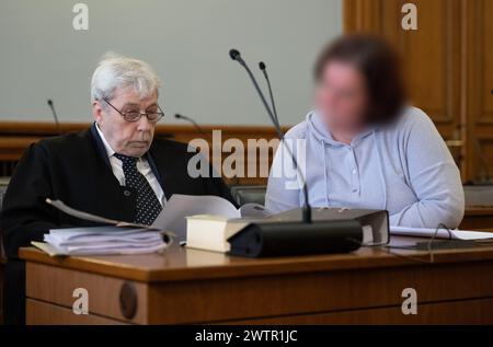 19 mars 2024, Saxe, Leipzig : L'ancienne chef de la salle des preuves au quartier général de la police de Leipzig est assise à côté de son avocat Thomas Morguet (à gauche) dans la salle d'audience du tribunal de district de Leipzig. L'accusé est accusé de vol, corruption et contrefaçon. Selon l'acte d'accusation, le ministère public accuse la femme d'avoir remis au moins 265 vélos à des tiers ou de les avoir utilisés elle-même entre août 2014 et novembre 2018. Elle aurait reçu ou exigé un "don" de 50 euros de la part des acheteurs - dont la plupart étaient des policiers. Les vélos ont été principalement volés en th Banque D'Images