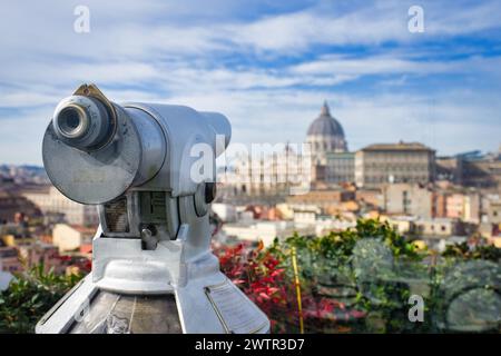 Jumelles sur Sightseeing Terrace à Rome, Italie. Basilique Saint-Pierre en arrière-plan Banque D'Images