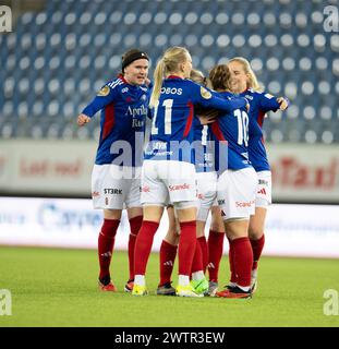 Oslo, Norvège. 18 mars 2024. Oslo, Norvège, 18 mars 2024 : les joueurs de Valerenga célèbrent après avoir marqué lors du match de football de la Toppserien League entre Valerenga et Stabaek à Intility Arena à Oslo, Norvège (Ane Frosaker/SPP) crédit : SPP Sport Press photo. /Alamy Live News Banque D'Images