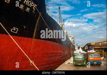 Les activités de sécurité standard des travailleurs ont été vues au port indonésien (Pelindo) comme un terminal polyvalent à Belawan, Medan City, Sumatra Nord, Indonésie le 18 mars 2024. Poursuivant la même fonction vitale des échanges du détroit de Malacca à l'océan Indien et à la mer de Chine méridionale (océan Pacifique), le port de Belawan est également un site qui relie la route entre les régions de l'Ouest et de l'est à l'intérieur de la 'route de la soie'. Empiriquement, à partir du rapport annuel de Pelindo pour 2021-2022, cette société portuaire indonésienne a enregistré le flux de conteneurs tout au long de 2022, 17,22 millions d'unités équivalentes de vingt pieds (EVP) Banque D'Images