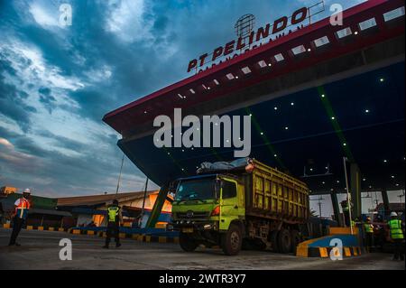 Les activités de sécurité standard des travailleurs ont été vues au port indonésien (Pelindo) comme un terminal polyvalent à Belawan, Medan City, Sumatra Nord, Indonésie le 18 mars 2024. Poursuivant la même fonction vitale des échanges du détroit de Malacca à l'océan Indien et à la mer de Chine méridionale (océan Pacifique), le port de Belawan est également un site qui relie la route entre les régions de l'Ouest et de l'est à l'intérieur de la 'route de la soie'. Empiriquement, à partir du rapport annuel de Pelindo pour 2021-2022, cette société portuaire indonésienne a enregistré le flux de conteneurs tout au long de 2022, 17,22 millions d'unités équivalentes de vingt pieds (EVP) Banque D'Images