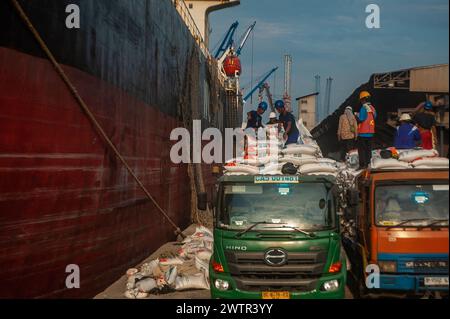 Les activités de sécurité standard des travailleurs ont été vues au port indonésien (Pelindo) comme un terminal polyvalent à Belawan, Medan City, Sumatra Nord, Indonésie le 18 mars 2024. Poursuivant la même fonction vitale des échanges du détroit de Malacca à l'océan Indien et à la mer de Chine méridionale (océan Pacifique), le port de Belawan est également un site qui relie la route entre les régions de l'Ouest et de l'est à l'intérieur de la 'route de la soie'. Empiriquement, à partir du rapport annuel de Pelindo pour 2021-2022, cette société portuaire indonésienne a enregistré le flux de conteneurs tout au long de 2022, 17,22 millions d'unités équivalentes de vingt pieds (EVP) Banque D'Images