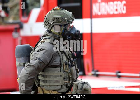 Beamte des Spezialeinsatzkommandos der bayerischen Polizei SEK in Schutzkleidung werden in einer von der Feuerwehr eingerichteten Station zur Dekontaminierung von der Feuerwehr überprüft und nach Sicherung und Ablegung der persönlichen Schutzausrüstung dekontaminiert. Länderübergreifende Großübung der Spezialeinheiten exercice de lutte contre le terrorisme CTE 2024. Sulzbach-Rosenberg Bayern Deutschland *** les officiers de la force spéciale de la police bavaroise SEK en vêtements de protection sont contrôlés par les pompiers dans un poste de décontamination mis en place par les pompiers et décontaminés après secu Banque D'Images