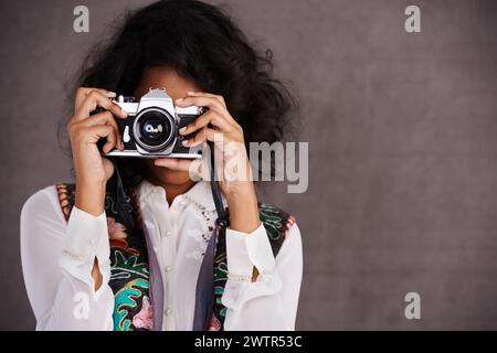 Photographie, vintage et femme en studio avec appareil photo, voyage créatif et maquette de mode. Art, professionnelle et mexicaine photographe fille avec rétro Banque D'Images