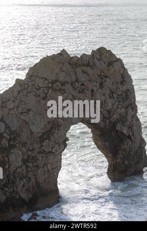 West Lulworth, Dorset, Angleterre, Royaume-Uni - 1 mars 2024 : porte Durdle en fin d'après-midi au soleil Banque D'Images