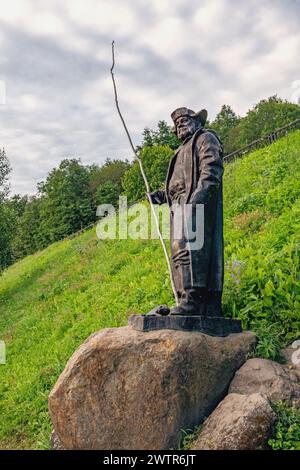 OLD LADOGA, RUSSIE - 23 juillet 2023 : composition sculpturale pêcheur et son chat sur les rives de la rivière Volkhov en face du Staraya Ladoga Niko Banque D'Images