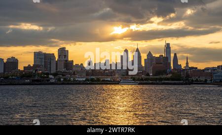 Philadelphie City Skyline au coucher du soleil : Philadelphie, Pennsylvanie, 27 août 2022. Banque D'Images