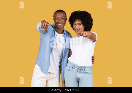 Couple afro-américain attirant directement la caméra avec des sourires confiants Banque D'Images