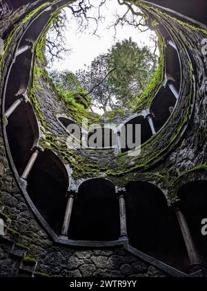 Un trou esthétiquement agréable couvert de mousse dans une structure ancienne : puits d'initiation, Quinta da Regaleira Sintra, Portugal Banque D'Images