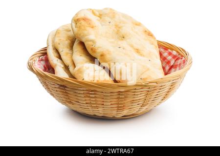Pain Naan fraîchement cuit dans un panier isolé sur un fond blanc. Banque D'Images