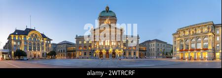 Berne, Suisse avec le Palais fédéral de Suisse à l'heure bleue. ('Curia Confoederationis Helveticae' se traduit par 'le bâtiment du Parlement de Banque D'Images