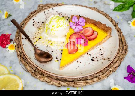 Une tranche de tarte aux fruits sur une assiette blanche Banque D'Images