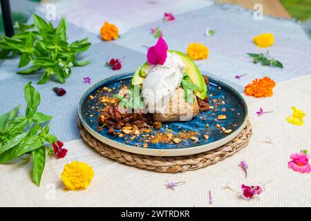 Dessert sur assiette pomme de terre cuite au four avec avocat vert et haricots noirs Banque D'Images