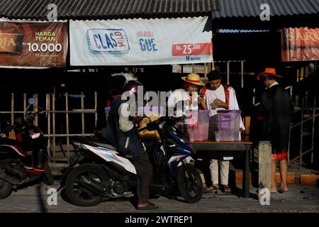 Sleman, Yogyakarta, Indonésie. 19 mars 2024. Les vendeurs de rue vendant des boissons comme repas à casser vite habillés comme des personnages de la série de mangas japonais écrits et illustrés par Eiichiro Oda, One Piece, servent les clients pendant le mois Saint du Ramadan sur un bord de route à Sleman. (Crédit image : © Angga Budhiyanto/ZUMA Press Wire) USAGE ÉDITORIAL SEULEMENT! Non destiné à UN USAGE commercial ! Banque D'Images