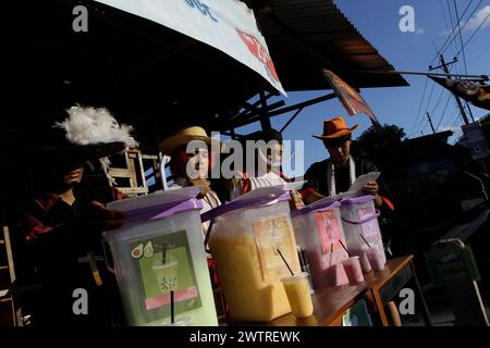 Sleman, Yogyakarta, Indonésie. 19 mars 2024. Les vendeurs de rue vendant des boissons comme repas à casser vite habillés comme des personnages de la série de mangas japonais écrits et illustrés par Eiichiro Oda, One Piece, préparent leurs marchandises pendant le mois Saint du Ramadan sur un bord de route à Sleman. (Crédit image : © Angga Budhiyanto/ZUMA Press Wire) USAGE ÉDITORIAL SEULEMENT! Non destiné à UN USAGE commercial ! Banque D'Images