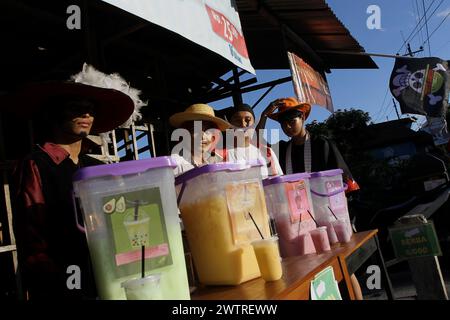 Sleman, Yogyakarta, Indonésie. 19 mars 2024. Les vendeurs de rue vendant des boissons comme repas à casser vite habillés comme des personnages de la série de mangas japonais écrits et illustrés par Eiichiro Oda, One Piece, préparent leurs marchandises pendant le mois Saint du Ramadan sur un bord de route à Sleman. (Crédit image : © Angga Budhiyanto/ZUMA Press Wire) USAGE ÉDITORIAL SEULEMENT! Non destiné à UN USAGE commercial ! Banque D'Images