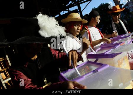 Sleman, Yogyakarta, Indonésie. 19 mars 2024. Les vendeurs de rue vendant des boissons comme repas à casser vite habillés comme des personnages de la série de mangas japonais écrits et illustrés par Eiichiro Oda, One Piece, préparent leurs marchandises pendant le mois Saint du Ramadan sur un bord de route à Sleman. (Crédit image : © Angga Budhiyanto/ZUMA Press Wire) USAGE ÉDITORIAL SEULEMENT! Non destiné à UN USAGE commercial ! Banque D'Images