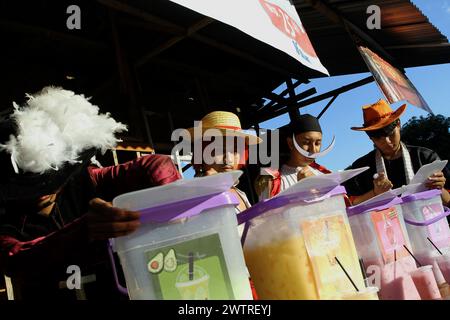 Sleman, Yogyakarta, Indonésie. 19 mars 2024. Les vendeurs de rue vendant des boissons comme repas à casser vite habillés comme des personnages de la série de mangas japonais écrits et illustrés par Eiichiro Oda, One Piece, préparent leurs marchandises pendant le mois Saint du Ramadan sur un bord de route à Sleman. (Crédit image : © Angga Budhiyanto/ZUMA Press Wire) USAGE ÉDITORIAL SEULEMENT! Non destiné à UN USAGE commercial ! Banque D'Images