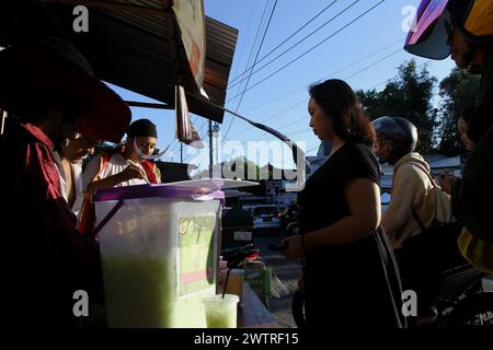 Sleman, Yogyakarta, Indonésie. 19 mars 2024. Les vendeurs de rue vendant des boissons comme repas à casser vite habillés comme des personnages de la série de mangas japonais écrits et illustrés par Eiichiro Oda, One Piece, servent les clients pendant le mois Saint du Ramadan sur un bord de route à Sleman. (Crédit image : © Angga Budhiyanto/ZUMA Press Wire) USAGE ÉDITORIAL SEULEMENT! Non destiné à UN USAGE commercial ! Banque D'Images