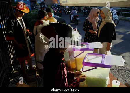 Sleman, Yogyakarta, Indonésie. 19 mars 2024. Les vendeurs de rue vendant des boissons comme repas à casser vite habillés comme des personnages de la série de mangas japonais écrits et illustrés par Eiichiro Oda, One Piece, servent les clients pendant le mois Saint du Ramadan sur un bord de route à Sleman. (Crédit image : © Angga Budhiyanto/ZUMA Press Wire) USAGE ÉDITORIAL SEULEMENT! Non destiné à UN USAGE commercial ! Banque D'Images