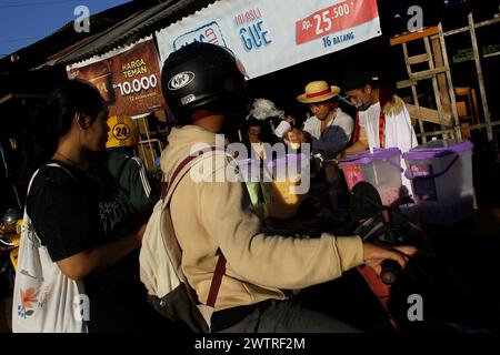 Sleman, Yogyakarta, Indonésie. 19 mars 2024. Les vendeurs de rue vendant des boissons comme repas à casser vite habillés comme des personnages de la série de mangas japonais écrits et illustrés par Eiichiro Oda, One Piece, servent les clients pendant le mois Saint du Ramadan sur un bord de route à Sleman. (Crédit image : © Angga Budhiyanto/ZUMA Press Wire) USAGE ÉDITORIAL SEULEMENT! Non destiné à UN USAGE commercial ! Banque D'Images