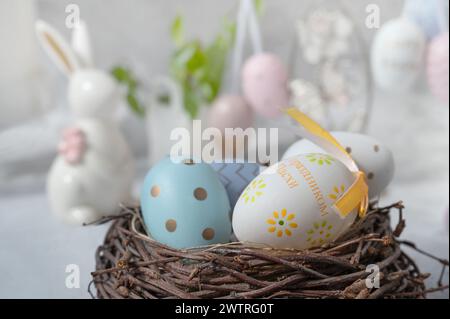 Cupcakes au chocolat de Pâques avec des œufs colorés. Cupcakes de Pâques avec glaçage à la vanille, œufs de bonbons et saupoudres, idée de dessert de Pâques de vacances. Banque D'Images