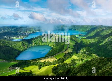 Sete Cidades double lacs à São Miguel, mettant en valeur les paysages volcaniques des Açores et la beauté naturelle luxuriante Banque D'Images