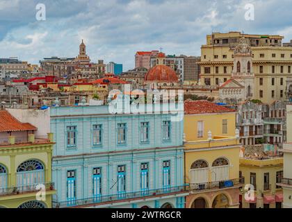 La Havane de ce qui précède. Vue panoramique sur les toits de la ville de la Havane à Cuba. Les bâtiments délabrés principalement dans le style colonial offrent un flair spécial pour les visiteurs et les touristes. Vue panoramique de la vieille ville. Banque D'Images