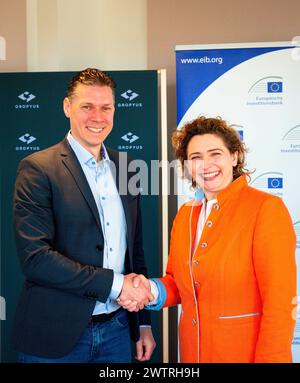 Nicola Beer (R), vice-président de la Banque européenne d'investissement (BEI), et Markus Fuhrmann, fondateur et PDG de GROPYUS, le mardi 19 mars 2024, lors d'une conférence de presse à Berlin. La BEI accorde à GROPYUS un prêt de 40 millions d’EUR à Venture dent, soutenu par InvestEU, pour l’automatisation complète de la production de maisons multifamiliales durables. Banque D'Images