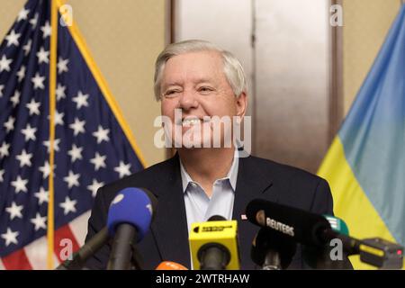 Non exclusif : KIEV, UKRAINE - 18 MARS 2024 - le sénateur américain républicain de Caroline du Sud Lindsey Graham est vu lors d'un point de presse à Kiev Banque D'Images