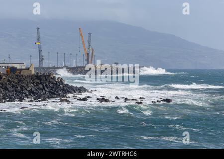 Port de fret maritime de Ponta Delgada vu de la paroisse de Santa Clara par un jour de tempête. Île de Sao Miguel, Açores Banque D'Images